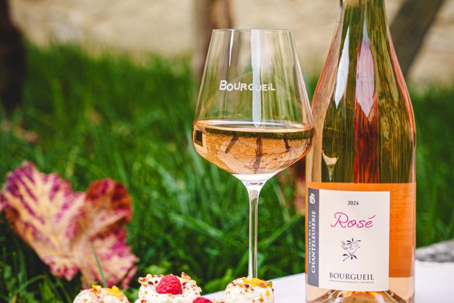 Bouteille de rosé et mignardises photographiées par Pixim pour les réseaux sociaux des Vins de Bourgueil