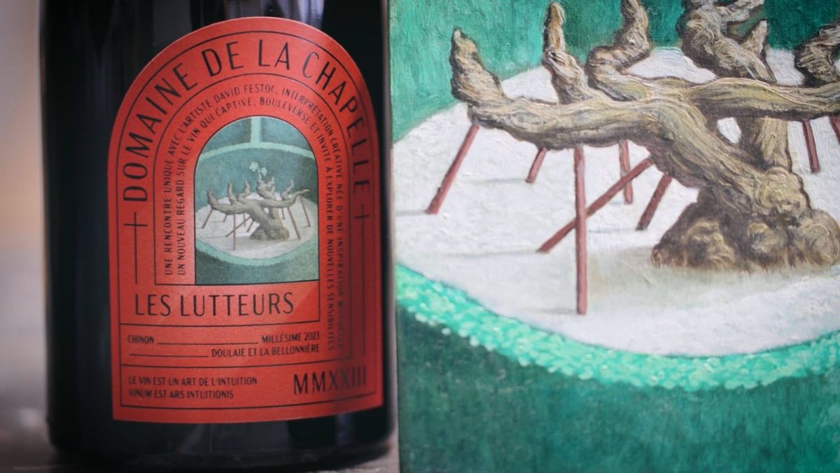 Bouteille du Domaine de la Chapelle et sculpture de cep de vigne, image du film réalisé par Pixim