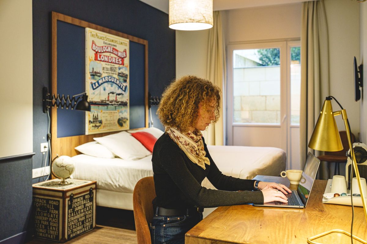 Cliente au bureau de sa chambre à l’Hôtel Le Londres