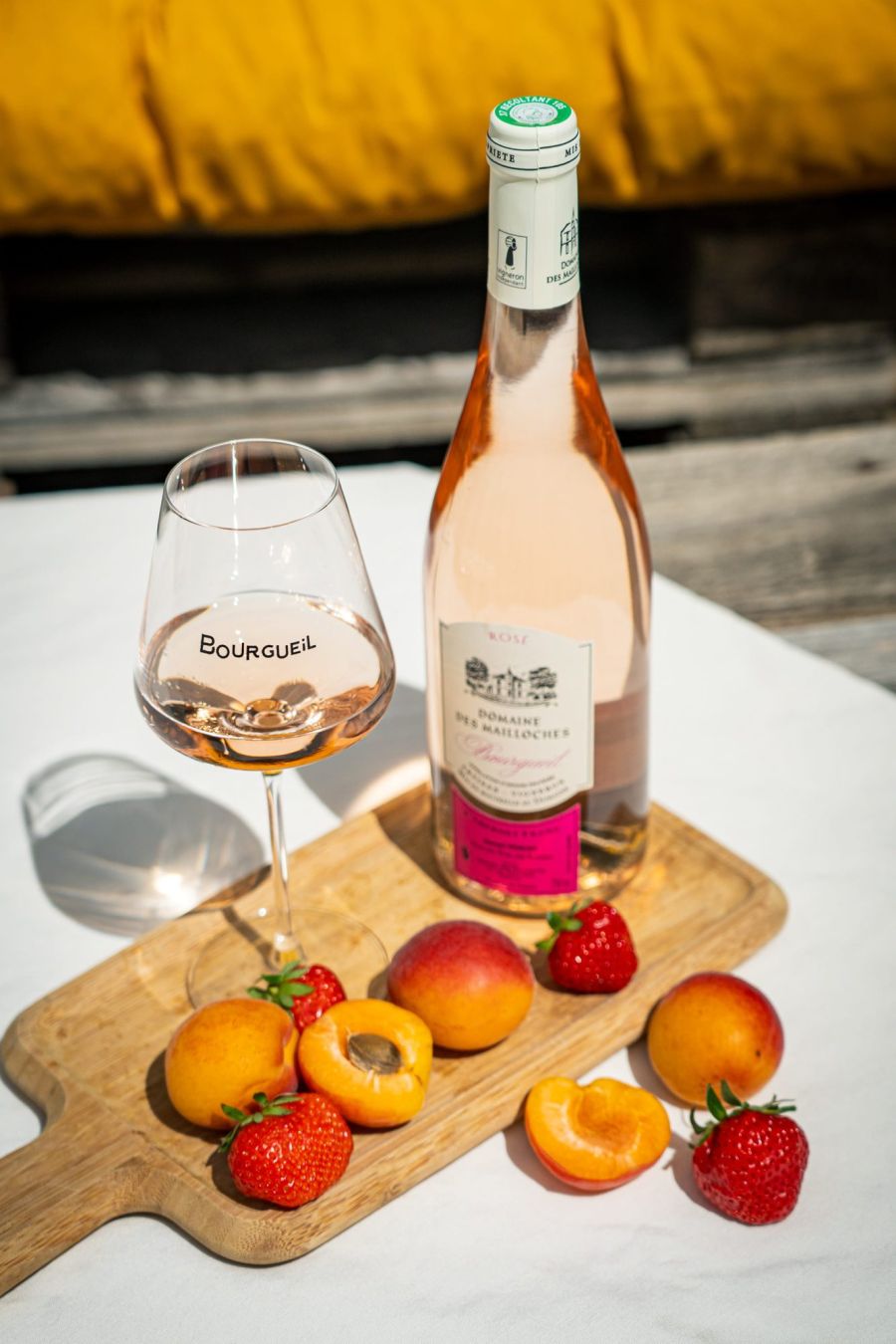 Bouteille de rosé, verre et fruits d’été en mise en scène