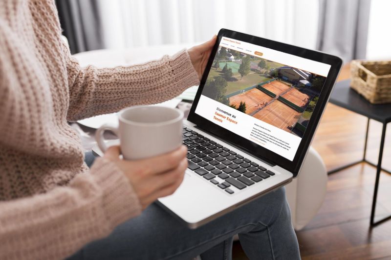 Site internet de Saumur Espace Tennis, réalisé par Pixim, affiché sur un ordinateur portable