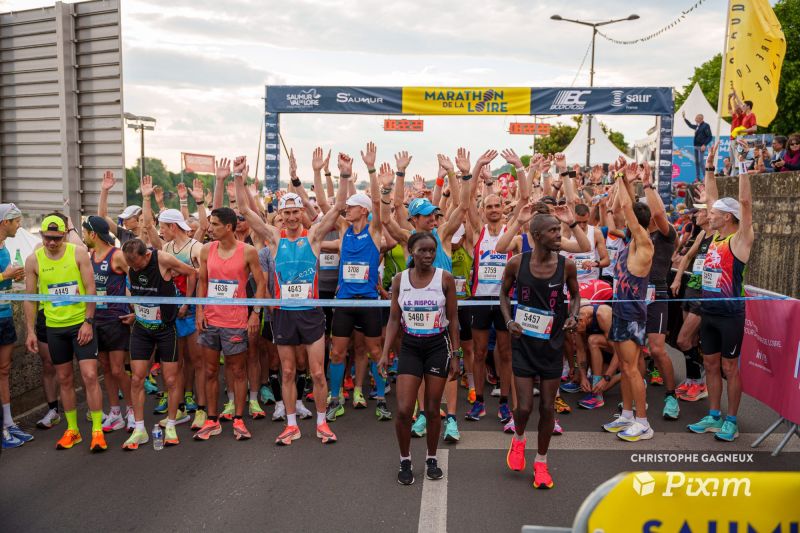 Coureurs sur la ligne de départ du Marathon de la Loire, photographiés par Pixim