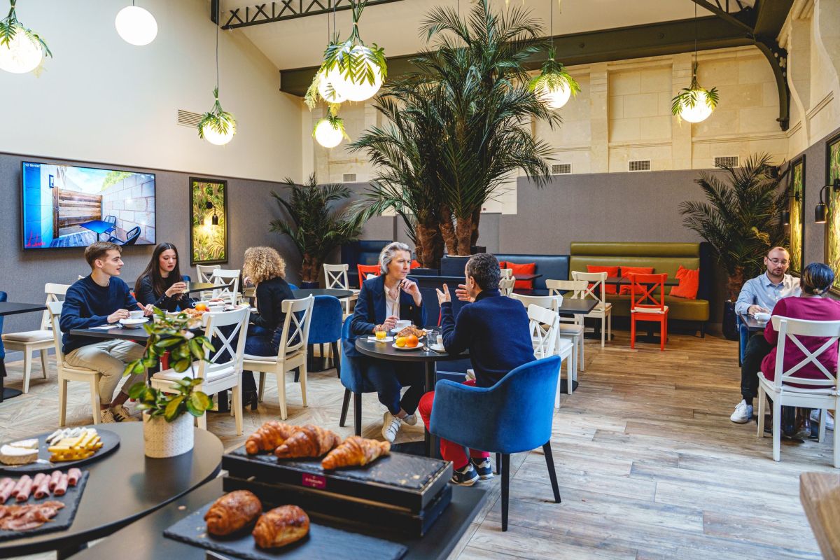 Brunch servi dans la salle de l’Hôtel Le Londres