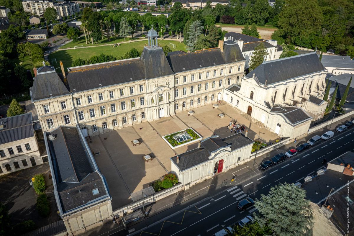 Vue aérienne par drone des bâtiments et de la cour de l’Institution Saint-Louis, à Saumur