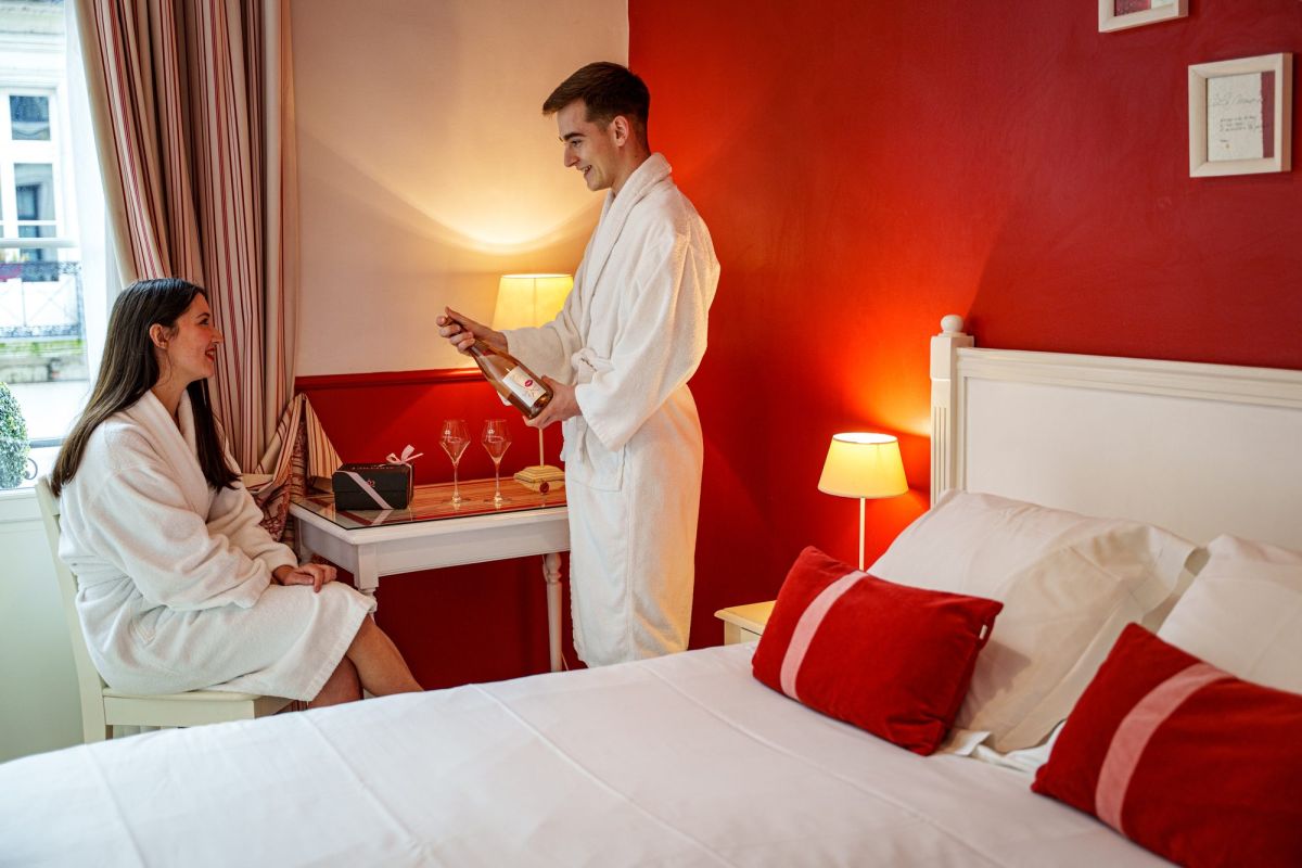 Couple en peignoir dans une chambre de l’Hôtel Le Londres, photographié en situation