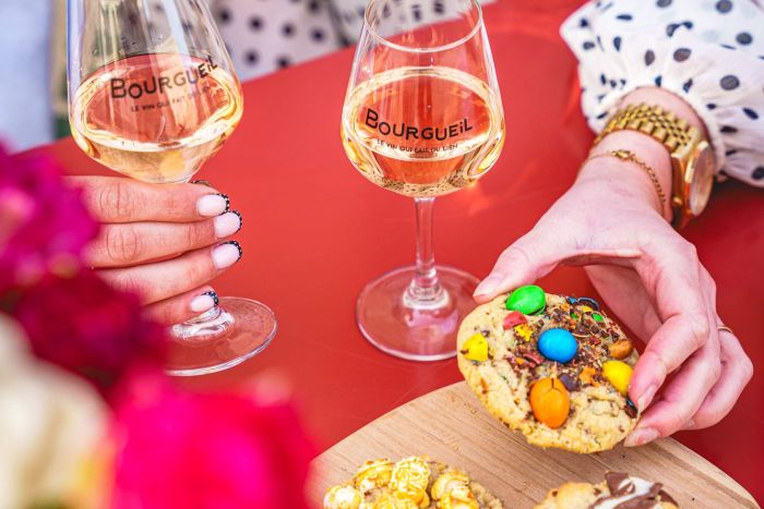 Deux verres de rosé de Bourgueil et des cookies sur une table rouge