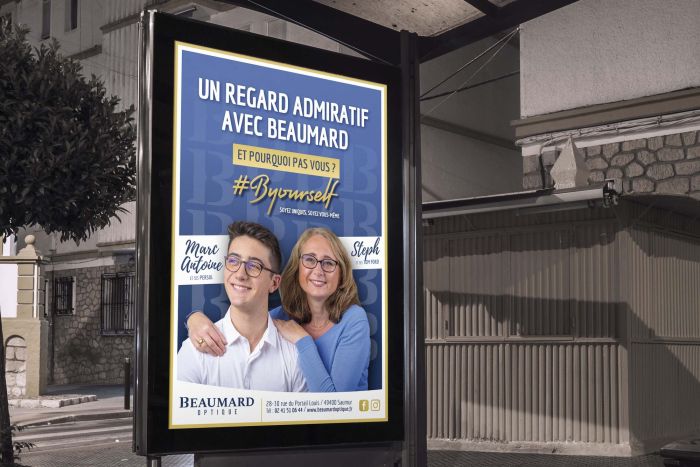 Affiche de la campagne Beaumard Optique sur un abribus