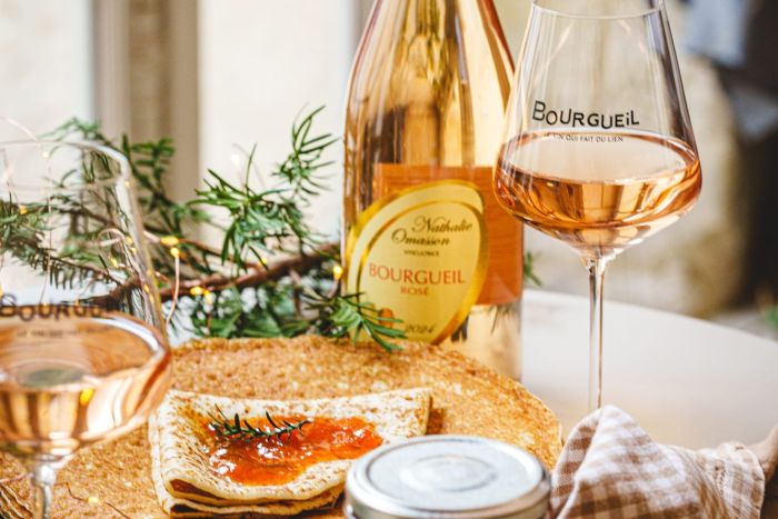Bouteille et verres de rosé de Bourgueil, galette et pot de rillettes en mise en scène